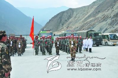 康定縣軍警民聯(lián)合搶險救災演練現(xiàn)場掠影