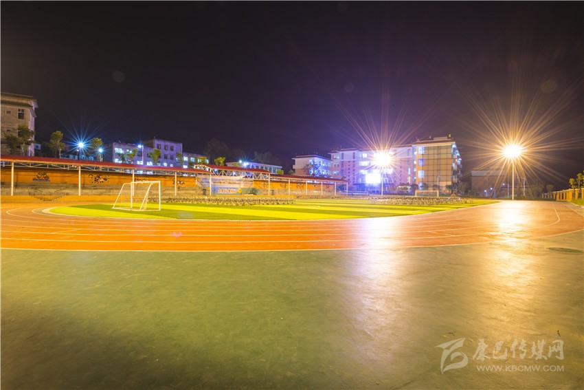 九龍灣壩寄宿制學(xué)?！白兡樣洝? onload=