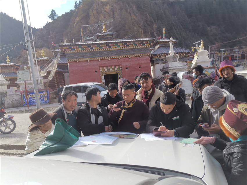 別樣的汽車銀行很接地氣，農(nóng)行德格縣支行開展農(nóng)戶信息建檔，現(xiàn)場(chǎng)為百姓開展金融服務(wù)。.jpg