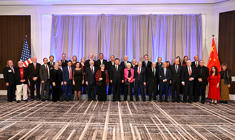 這是美國(guó)友好團(tuán)體聯(lián)合歡迎宴會(huì)開(kāi)始前，習(xí)近平主席會(huì)見(jiàn)飛虎隊(duì)和史迪威將軍后人、鼓嶺、艾奧瓦州、華盛頓州等方面友好人士代表，同他們親切交談并合影留念。