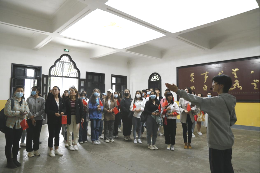 2021年5月20日，在喜迎中國(guó)共產(chǎn)黨建黨100周年之際，我校開(kāi)展了少數(shù)民族學(xué)生“學(xué)黨史、感恩黨、跟黨走”紅色研學(xué)活動(dòng)。