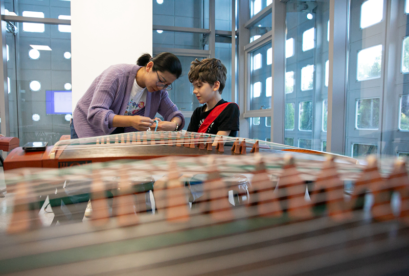 4月29日，在塞爾維亞貝爾格萊德中國(guó)文化中心，古箏指導(dǎo)老師王宣（左）在教學(xué)。新華社記者 李京 攝