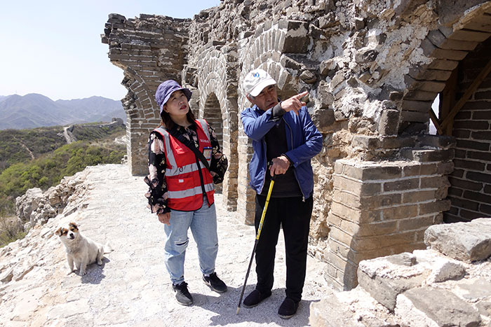 在明長城遺址上，梅景田給外甥女劉紅巖講述長城故事。