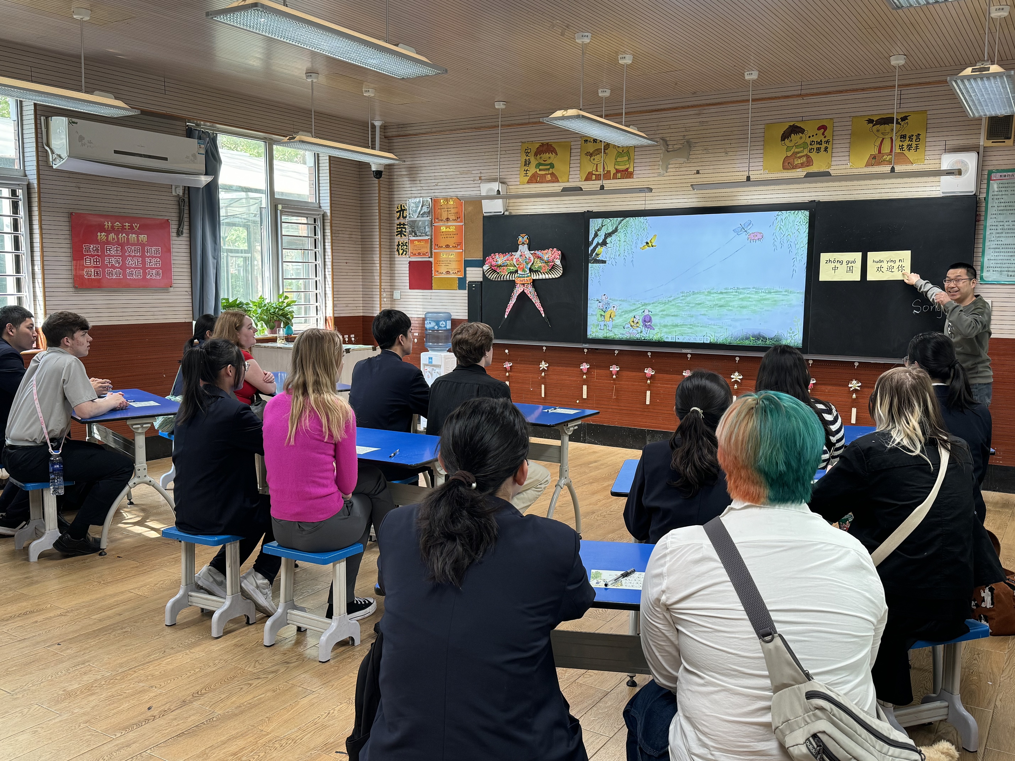 2024年4月20日，美國(guó)艾奧瓦州馬斯卡廷高中“友誼傳承”研學(xué)團(tuán)來(lái)到石家莊外國(guó)語(yǔ)學(xué)校，中美學(xué)生同上一節(jié)中文課。