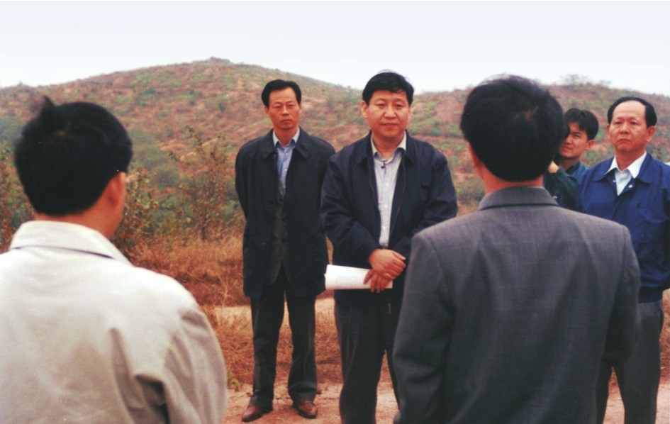 1999年11月，習近平在龍巖市長汀縣河田水土流失治理區(qū)調研。圖源：《習近平在福建（下）》