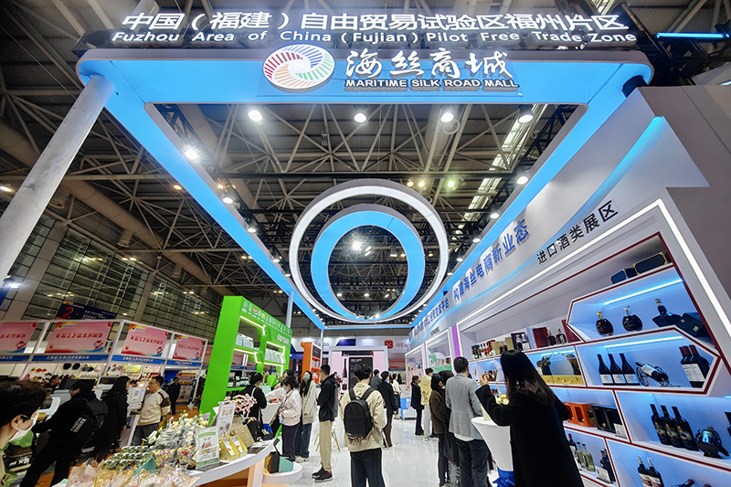 2024年3月18日，第四屆中國跨境電商交易會在福建福州開幕。展會聚焦“鏈接跨境全流域 共建電商新生態(tài)”，集聚全國80余個外貿(mào)產(chǎn)業(yè)帶的上千家供應(yīng)鏈企業(yè)。