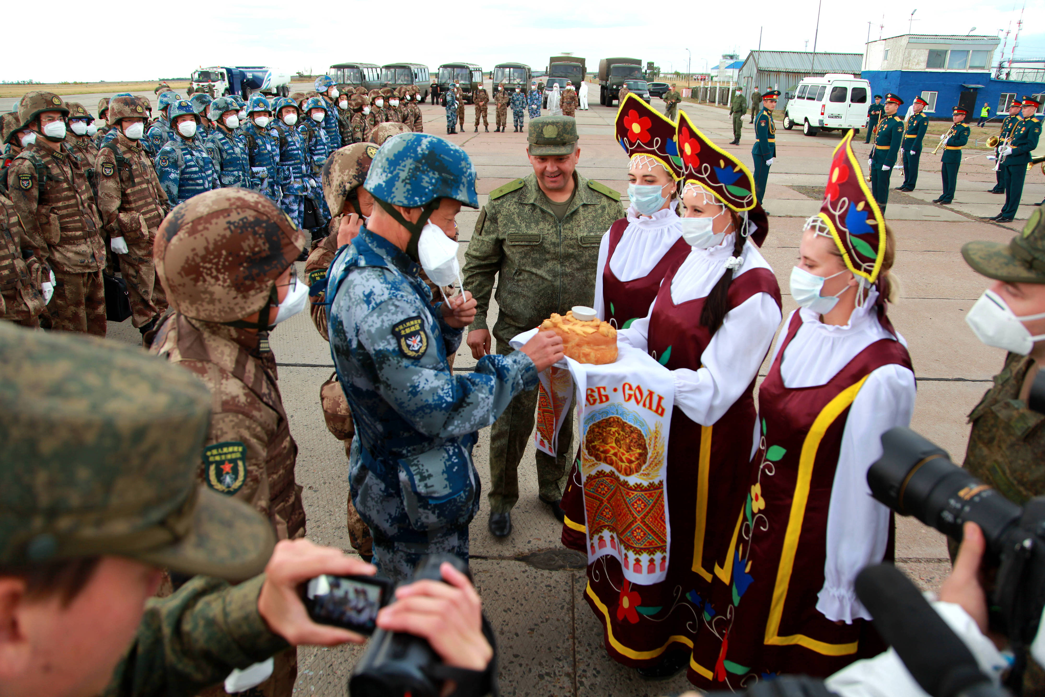 當(dāng)?shù)貢r(shí)間2021年9月10日，跨境參加“和平使命-2021”上海合作組織成員國聯(lián)合反恐軍演的中方部隊(duì)導(dǎo)演部抵達(dá)俄羅斯奧倫堡“東古茲”靶場演習(xí)地域。圖為俄方人員為中方人員舉行歡迎儀式。