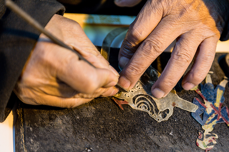 皮影非遺傳承人正在制作皮影。