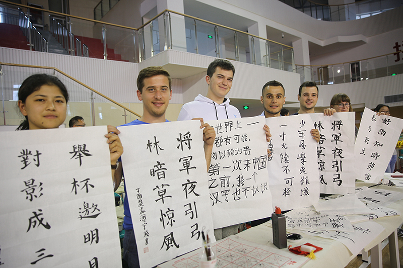 2017年6月5日，來自青島大學(xué)和中國石油大學(xué)（華東）的外國留學(xué)生在展示剛剛現(xiàn)場完成的書法作品。