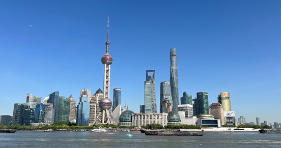 沿蘇州河遠(yuǎn)眺陸家嘴城市建筑群。人民網(wǎng) 馬作鵬 攝