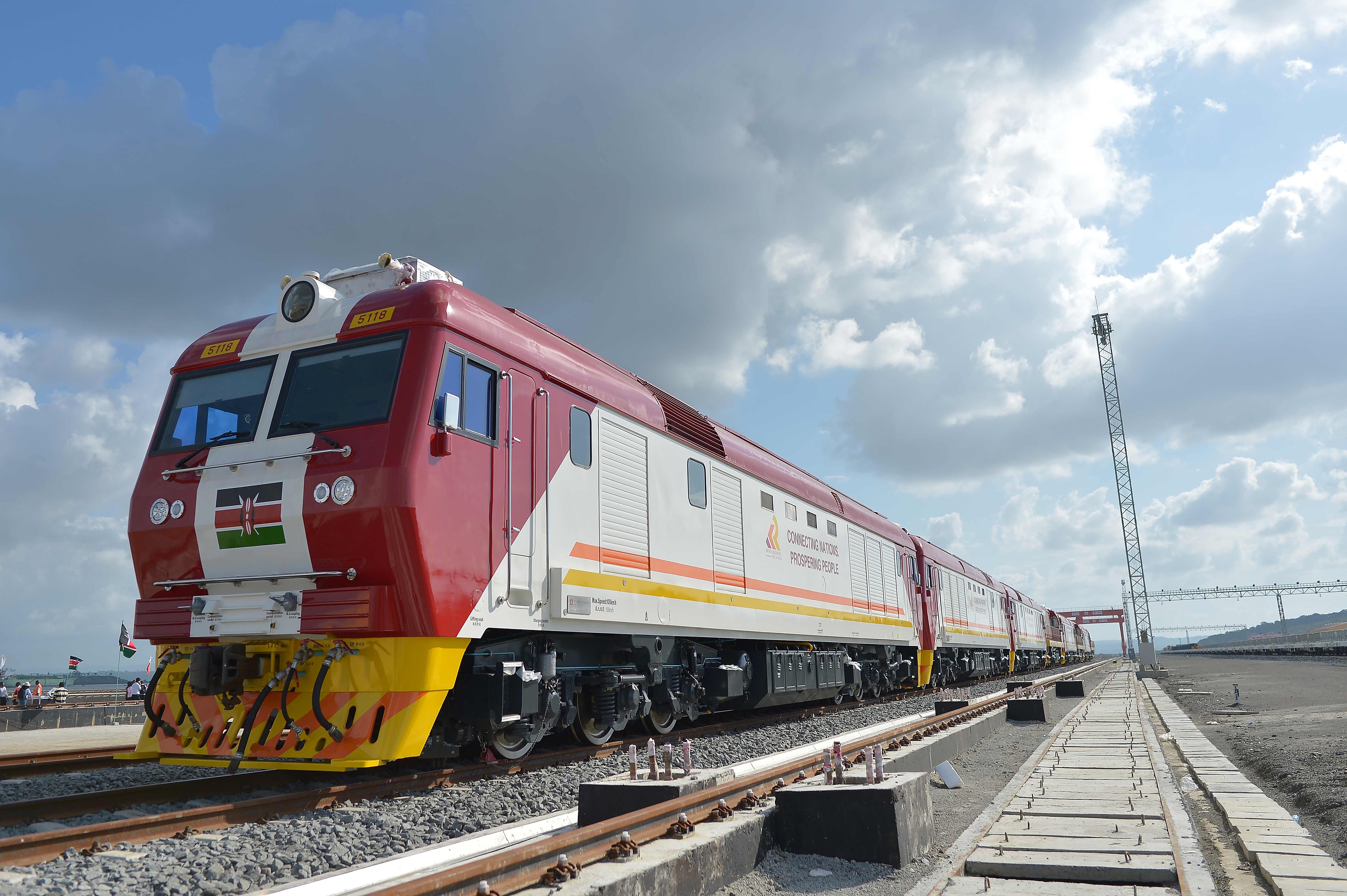 當?shù)貢r間2017年5月30日，肯尼亞蒙巴薩，連接肯尼亞港口城市蒙巴薩和首都內(nèi)羅畢的蒙內(nèi)鐵路正式竣工通車。